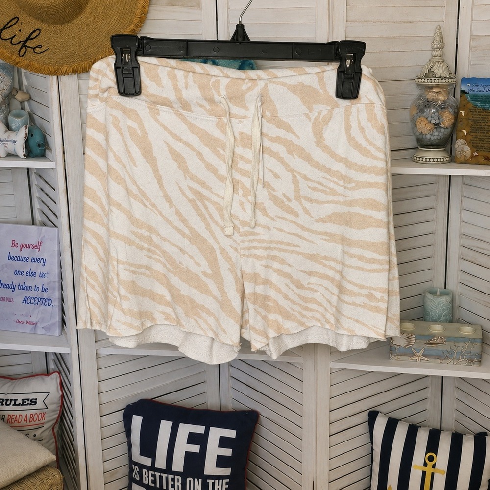 Sundry Coral And White Shorts Size 4 (XL) SEE SIZE CHART